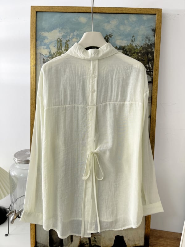 Cămașă din chiffon cu bretea pe spate și despicare, guler lapel, manșete lungi, nasturi cu clapetă, 95% fibră regenerată de celuloză