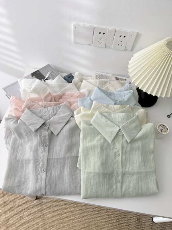 Cămașă din chiffon cu bretea pe spate și despicare, guler lapel, manșete lungi, nasturi cu clapetă, 95% fibră regenerată de celuloză