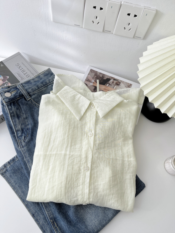 Cămașă din chiffon cu bretea pe spate și despicare, guler lapel, manșete lungi, nasturi cu clapetă, 95% fibră regenerată de celuloză