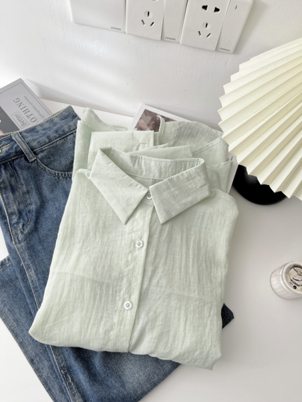 Cămașă din chiffon cu bretea pe spate și despicare, guler lapel, manșete lungi, nasturi cu clapetă, 95% fibră regenerată de celuloză