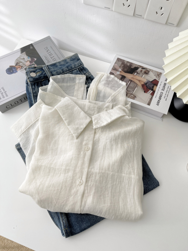 Cămașă din chiffon cu bretea pe spate și despicare, guler lapel, manșete lungi, nasturi cu clapetă, 95% fibră regenerată de celuloză