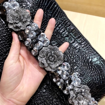 PU torbica za žene, stil koverti, krokodil uzorak, horizontalna kvadratna clutch s kapom zatvaranja i lancem s dijamantnim cvjetnim uzorkom, unutarnji džep sa zatvaranjem i džep za telefon