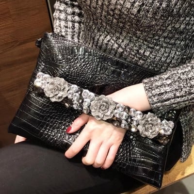 PU torbica za žene, stil koverti, krokodil uzorak, horizontalna kvadratna clutch s kapom zatvaranja i lancem s dijamantnim cvjetnim uzorkom, unutarnji džep sa zatvaranjem i džep za telefon