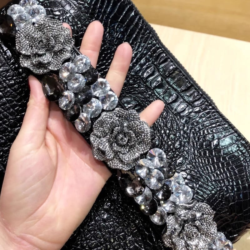 PU torbica za žene, stil koverti, krokodil uzorak, horizontalna kvadratna clutch s kapom zatvaranja i lancem s dijamantnim cvjetnim uzorkom, unutarnji džep sa zatvaranjem i džep za telefon