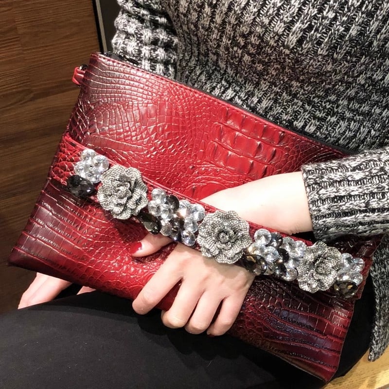 PU torbica za žene, stil koverti, krokodil uzorak, horizontalna kvadratna clutch s kapom zatvaranja i lancem s dijamantnim cvjetnim uzorkom, unutarnji džep sa zatvaranjem i džep za telefon