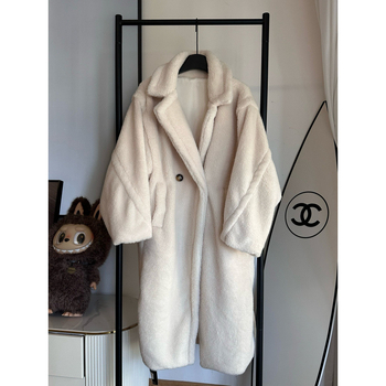 Női gyapjú kabát báránygyapjú anyagból, hosszú fazon, galléros, egygombos zárás, téli 2025 kollekció
