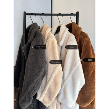 Női gyapjú kabát báránygyapjú anyagból, hosszú fazon, galléros, egygombos zárás, téli 2025 kollekció