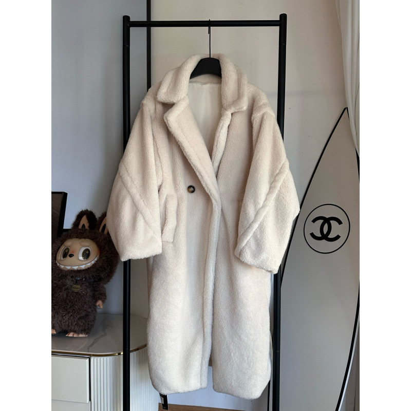 Női gyapjú kabát báránygyapjú anyagból, hosszú fazon, galléros, egygombos zárás, téli 2025 kollekció