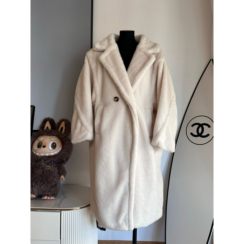 Női gyapjú kabát báránygyapjú anyagból, hosszú fazon, galléros, egygombos zárás, téli 2025 kollekció