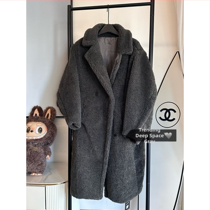 Női gyapjú kabát báránygyapjú anyagból, hosszú fazon, galléros, egygombos zárás, téli 2025 kollekció