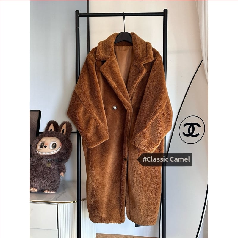 Női gyapjú kabát báránygyapjú anyagból, hosszú fazon, galléros, egygombos zárás, téli 2025 kollekció