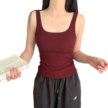 Ženski termalni prsluk s ugrađenim jastučićem za prsa, kvadratan izrez, česan unutarnji sloj, rayon tkanina (90–95% sadržaja), debljina 201–250 g/m2.