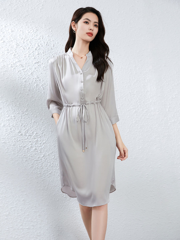 Haljina od Mulberry svile, A-linija, V-izrez, smock detalj, srednja duljina