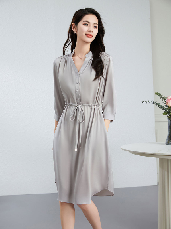 Haljina od Mulberry svile, A-linija, V-izrez, smock detalj, srednja duljina