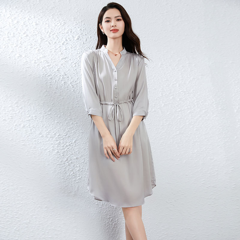 Haljina od Mulberry svile, A-linija, V-izrez, smock detalj, srednja duljina