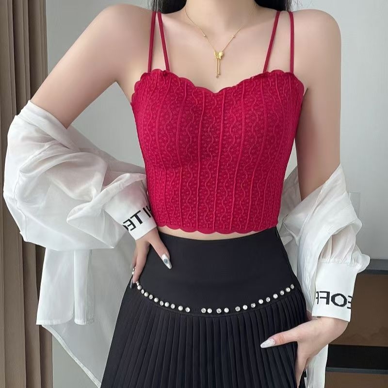 Čipkasti camisola s ugrađenim jastučićima za grudi, dvostruke podesive naramenice, tanke oblikovane košarice, dužina struka