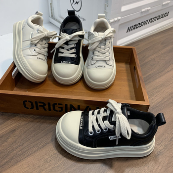 Unisex casual tenisice s niskim krojem i debelim potplatom; gornji dio: mikrovlaknena koža; đon: guma; zatvaranje: Velcro; ulošak: umjetna koža