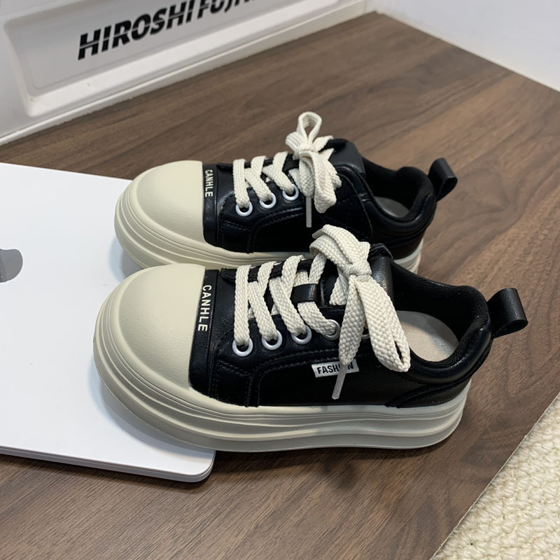 Unisex casual tenisice s niskim krojem i debelim potplatom; gornji dio: mikrovlaknena koža; đon: guma; zatvaranje: Velcro; ulošak: umjetna koža