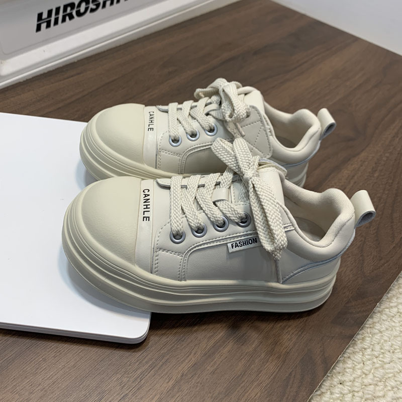 Unisex casual tenisice s niskim krojem i debelim potplatom; gornji dio: mikrovlaknena koža; đon: guma; zatvaranje: Velcro; ulošak: umjetna koža