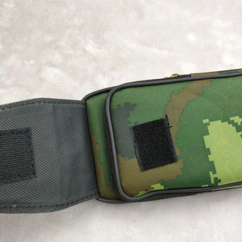 Muška platnena torbica za struk, uspravnog dizajna, digitalni kamuflažni uzorak, zatvaranje Velcro, zaštita od krađe, dimenzije 17×10.5×3.5 cm