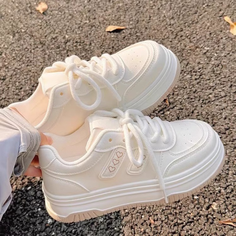 Gyerekeknek készült magas talpú, vastag talpú sportcipő szintetikus bőrből készült felsőrésszel, gumírozott talppal, elöl fűzőkkel záródik (2025 tavasz)