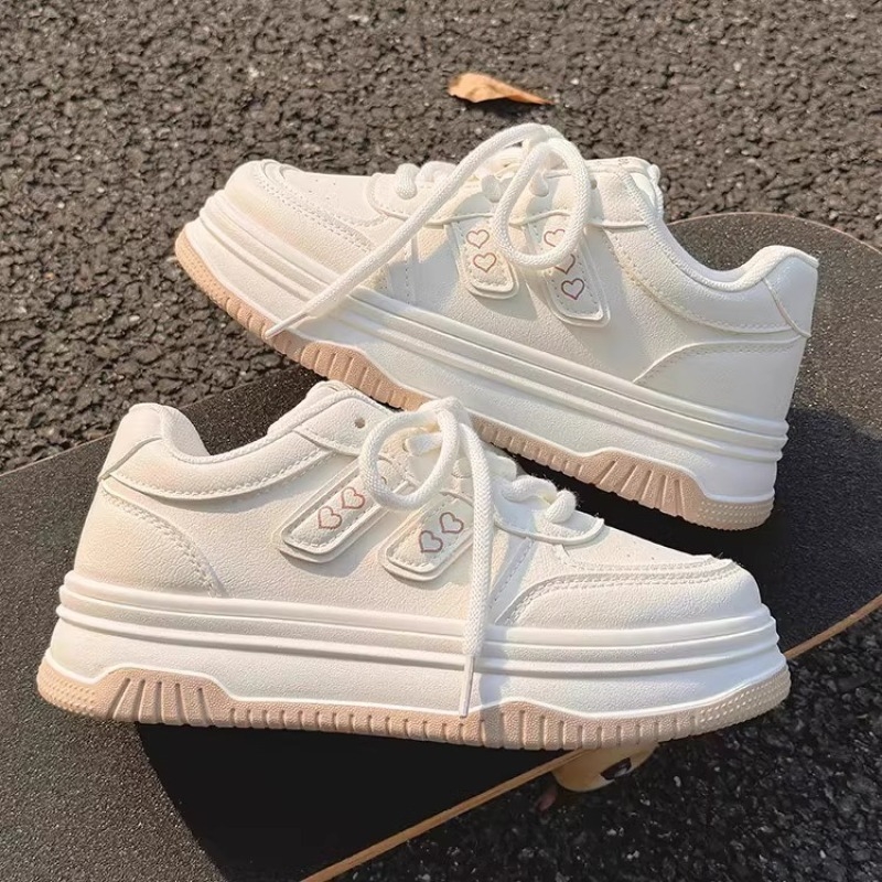 Gyerekeknek készült magas talpú, vastag talpú sportcipő szintetikus bőrből készült felsőrésszel, gumírozott talppal, elöl fűzőkkel záródik (2025 tavasz)