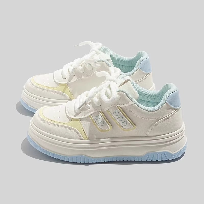 Gyerekeknek készült magas talpú, vastag talpú sportcipő szintetikus bőrből készült felsőrésszel, gumírozott talppal, elöl fűzőkkel záródik (2025 tavasz)