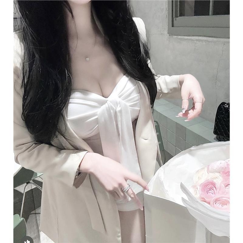 Top scurt pentru femei, talie înaltă, șnur, bretele neremovabile, lungime 40–50 cm, țesătură din bumbac, conținut 50–70% bumbac.