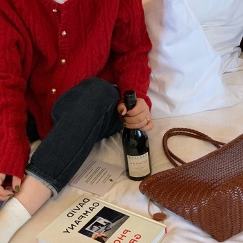 Cardigan tricotat din lână de miel, cu guler polo, mâneci lungi, croială lejeră, nasturi pe un singur rând