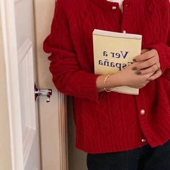 Cardigan tricotat din lână de miel, cu guler polo, mâneci lungi, croială lejeră, nasturi pe un singur rând