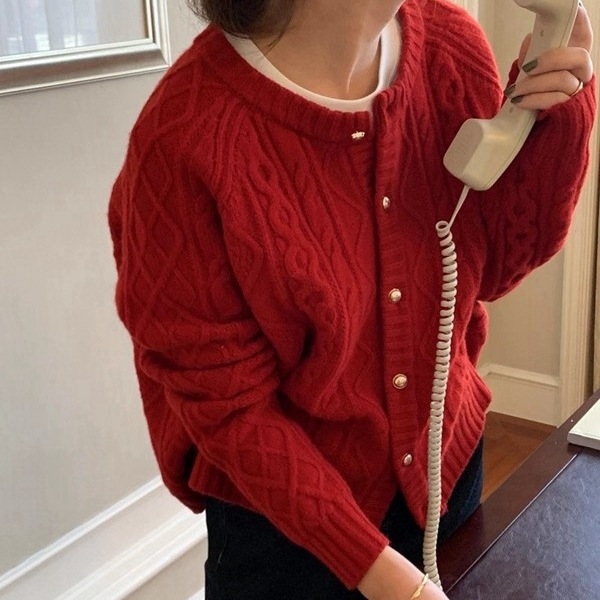 Cardigan tricotat din lână de miel, cu guler polo, mâneci lungi, croială lejeră, nasturi pe un singur rând