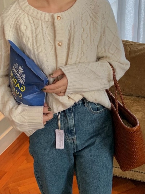 Cardigan tricotat din lână de miel, cu guler polo, mâneci lungi, croială lejeră, nasturi pe un singur rând