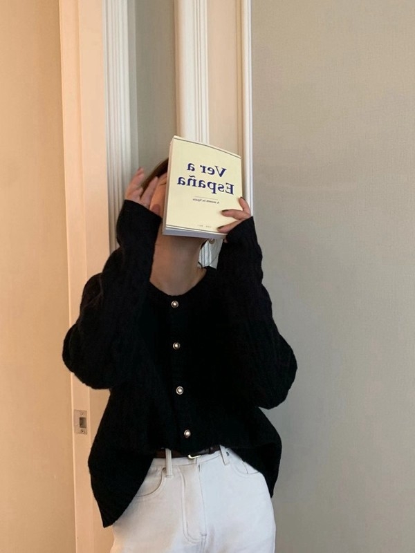 Cardigan tricotat din lână de miel, cu guler polo, mâneci lungi, croială lejeră, nasturi pe un singur rând