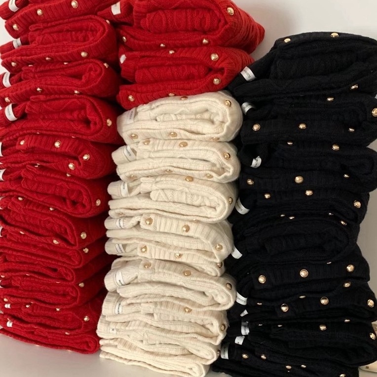 Cardigan tricotat din lână de miel, cu guler polo, mâneci lungi, croială lejeră, nasturi pe un singur rând