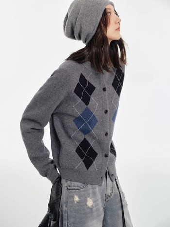 Дамски кардиган, 95% вълна+, плътно плетиво, кръгло деколте, свободна кройка, едноредово закопчаване