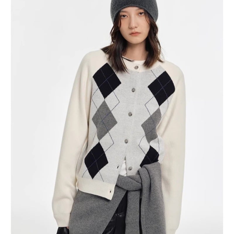 Дамски кардиган, 95% вълна+, плътно плетиво, кръгло деколте, свободна кройка, едноредово закопчаване