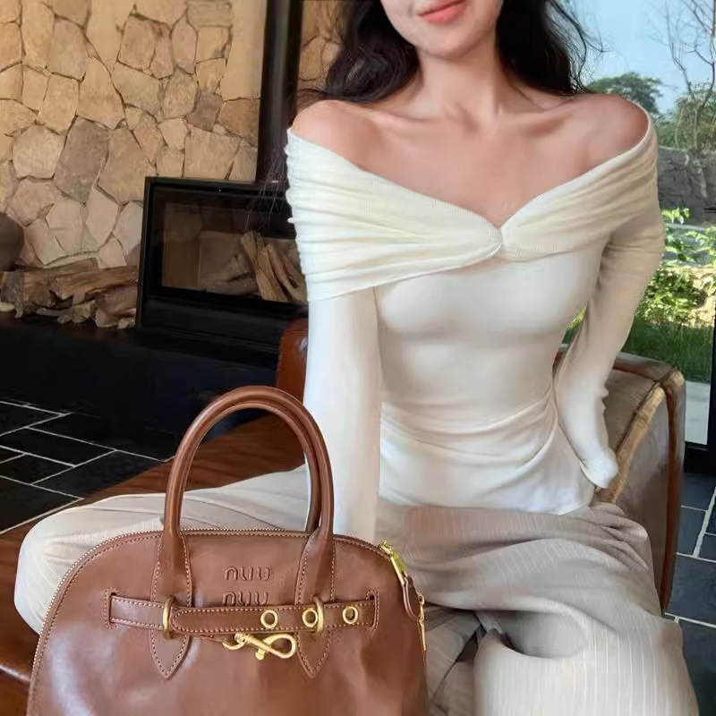 Model 7867: Pleteni top od vunene smeše, izrez na jedno rame, detalj čvora, uski kroj, francuski retro stil