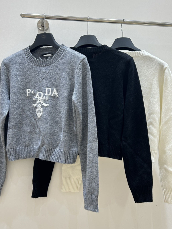 Pulover din cașmir cu guler rotund, croială lejeră, broderie jacquard