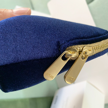 Posetă de cosmetice în formă de scoică, din pluș, cu logo brodat, ușoară, cu căptușeală din poliester