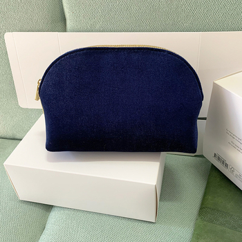 Posetă de cosmetice în formă de scoică, din pluș, cu logo brodat, ușoară, cu căptușeală din poliester