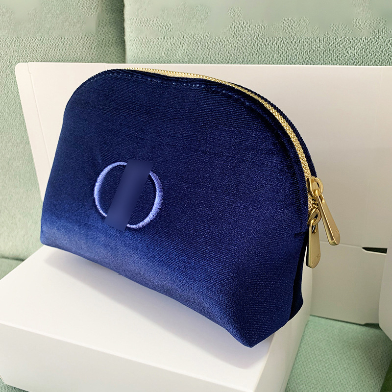 Posetă de cosmetice în formă de scoică, din pluș, cu logo brodat, ușoară, cu căptușeală din poliester