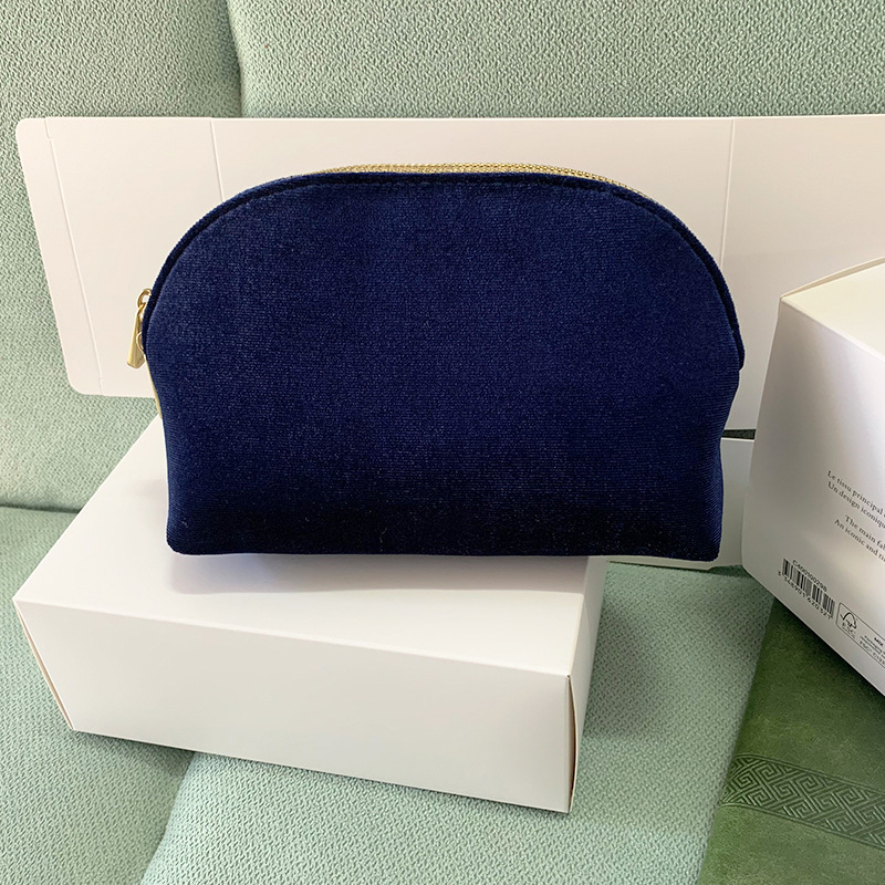 Posetă de cosmetice în formă de scoică, din pluș, cu logo brodat, ușoară, cu căptușeală din poliester