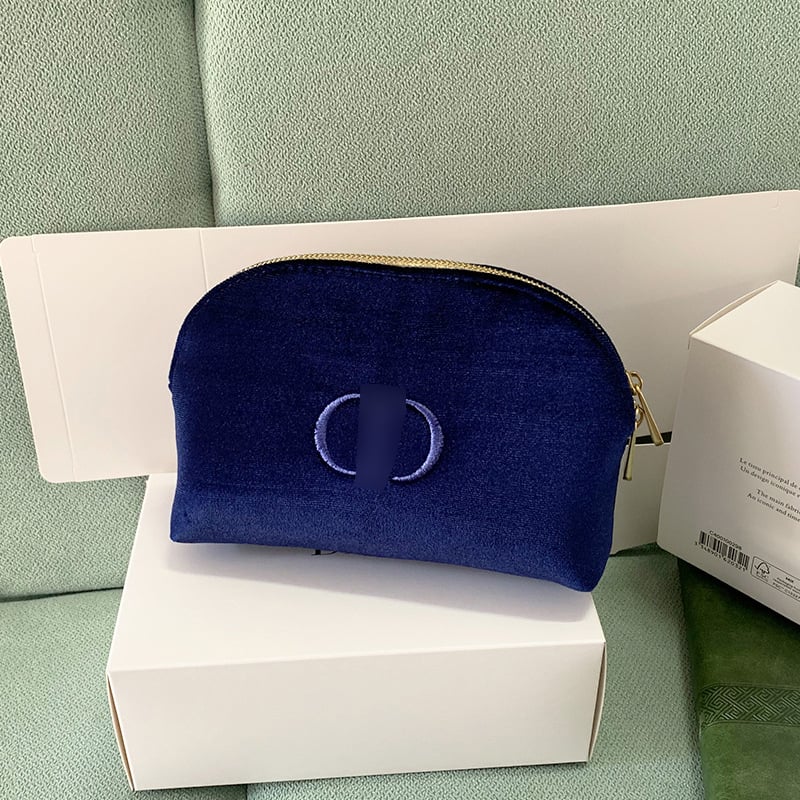 Posetă de cosmetice în formă de scoică, din pluș, cu logo brodat, ușoară, cu căptușeală din poliester