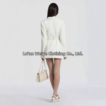 Női karcsú szabású blézer V-nyakkal, egygombos zárás, poliészter, hosszú ujjú