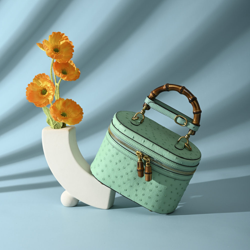 Struccbőr kozmetikai táska bambusz részlettel – ovális alak, mikroszálas bélés, női street-stílusú crossbody táska
