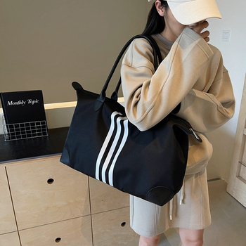 Unisex torba za putovanje i trening, lagana, vodootporna; materijal: Oxford tkanina; podstava poliester; prugasti uzorak; gradski minimalistički stil