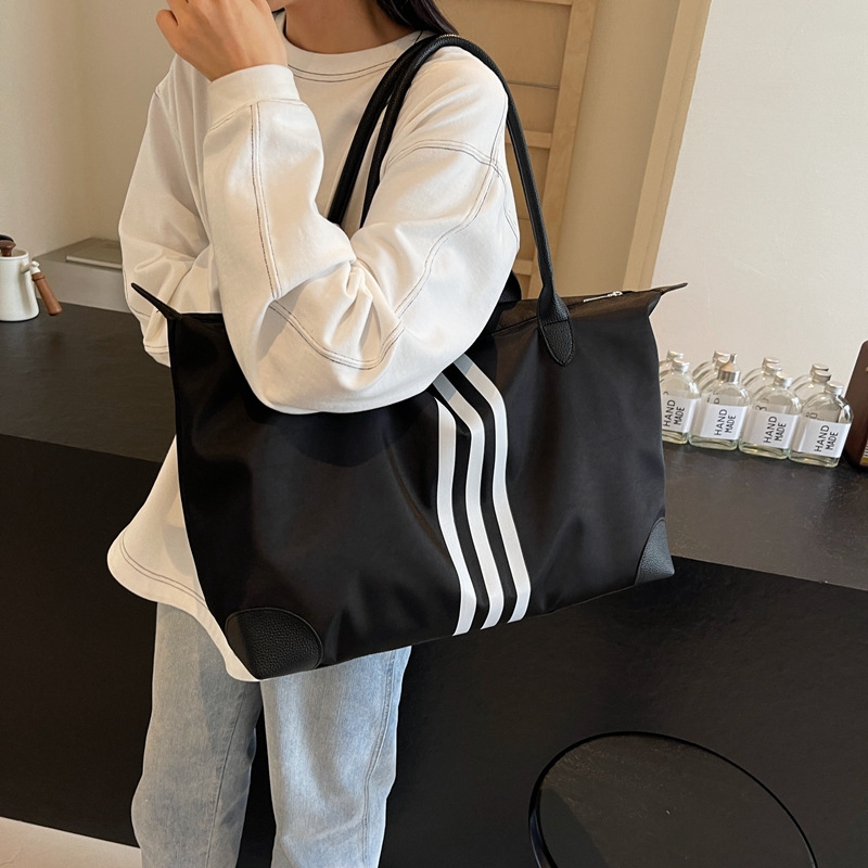 Unisex torba za putovanje i trening, lagana, vodootporna; materijal: Oxford tkanina; podstava poliester; prugasti uzorak; gradski minimalistički stil