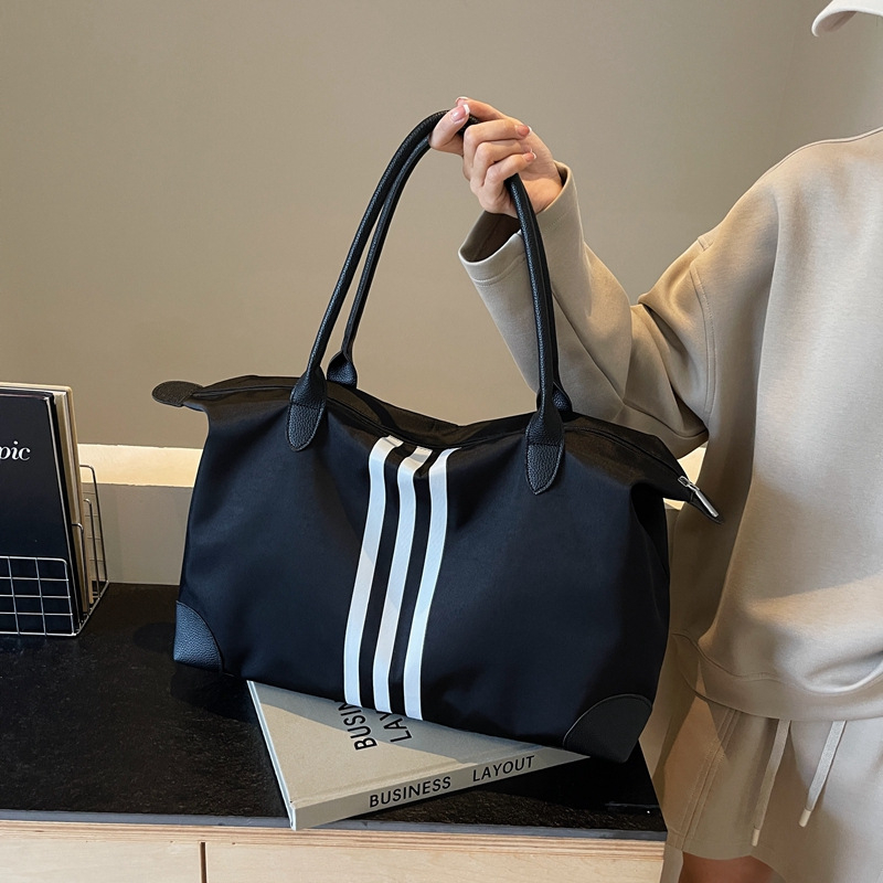 Unisex torba za putovanje i trening, lagana, vodootporna; materijal: Oxford tkanina; podstava poliester; prugasti uzorak; gradski minimalistički stil