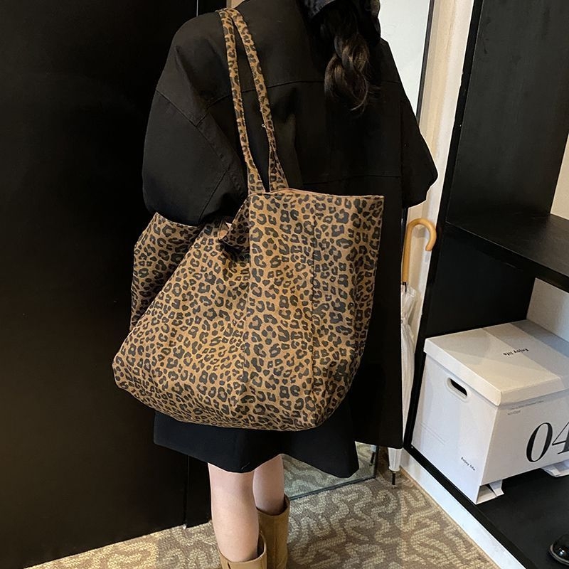 Kanvas tote torba s leopard uzorkom, velika kapaciteta, magnetsko zatvaranje i džep na zip, dvostruke naramenice, jesen 2025