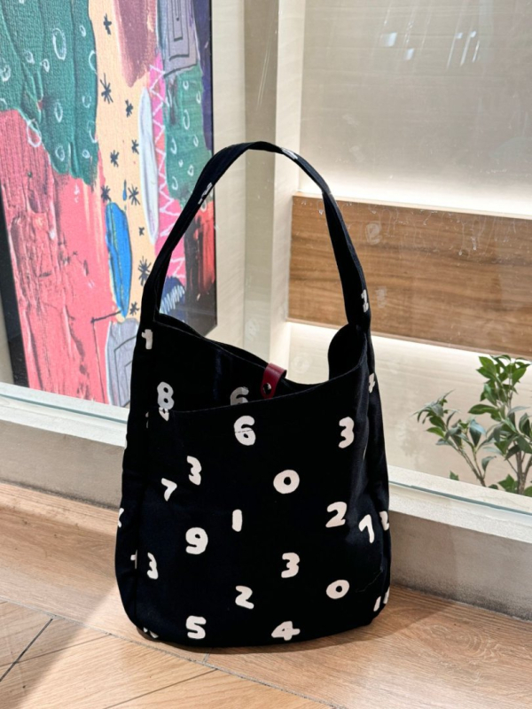 Torba Tote — ulični stil; platno; horizontalni kvadratni oblik (magnetni zatvarač; džep sa zipom)